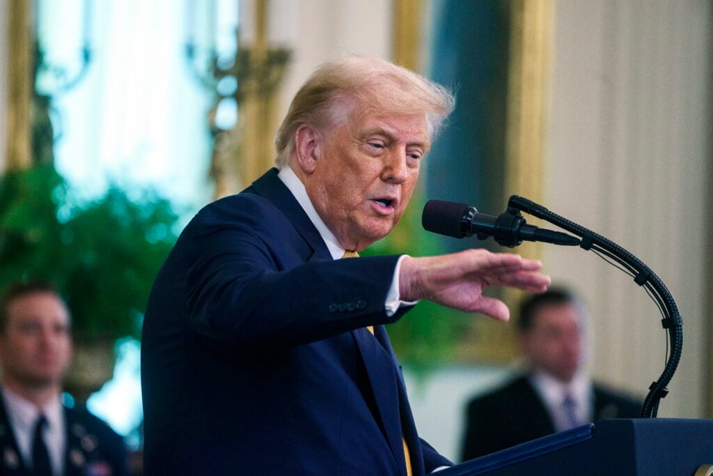 Trump niega carta publicada por WSJ sobre Epstein y califica la historia como “falsa”