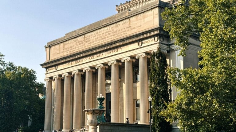 Universidad de Columbia acuerda pago millonario tras presión federal por acusaciones de antisemitismo