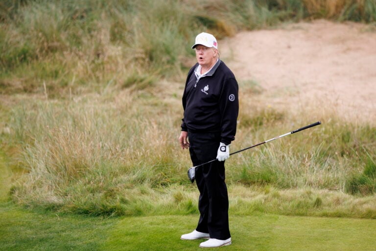 Trump inaugura nuevo campo de golf en Escocia como parte de su expansión global