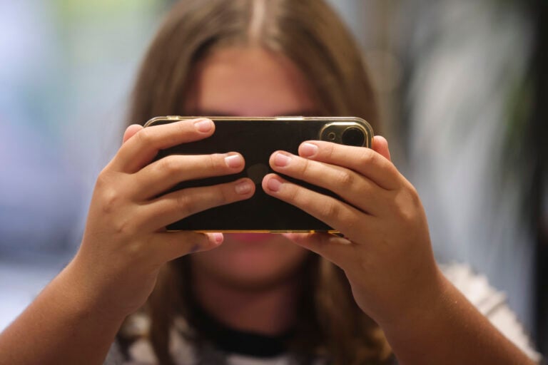 Estudio vincula el uso de celulares antes de los 13 años con problemas de salud mental en la adultez joven