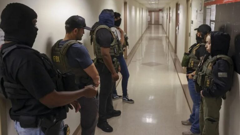 Medio independiente busca identificar a agentes de ICE en medio de planes de deportaciones masivas