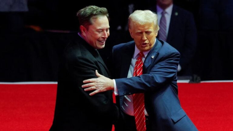 Trump defiende el éxito de su antiguo aliado tras tensiones públicas