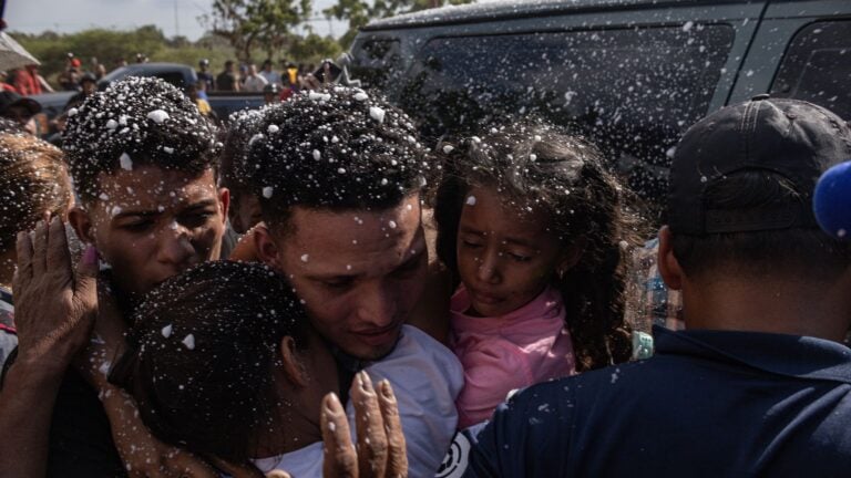 Migrantes repatriados desde El Salvador denuncian violencia y abuso en prisión El Cecot
