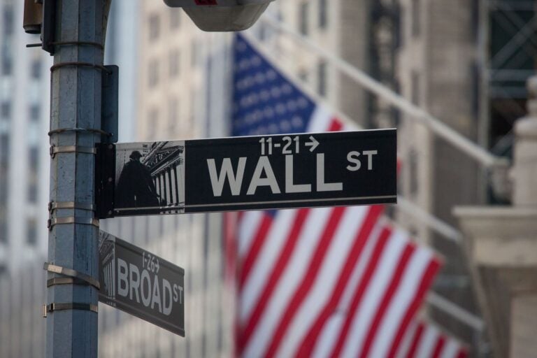 Wall Street abre en alza tras sólidas ganancias de Microsoft y Meta
