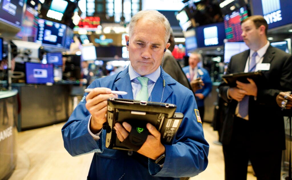Wall Street abre en verde mientras Trump anuncia nuevos aranceles a tecnología y farmacéuticas