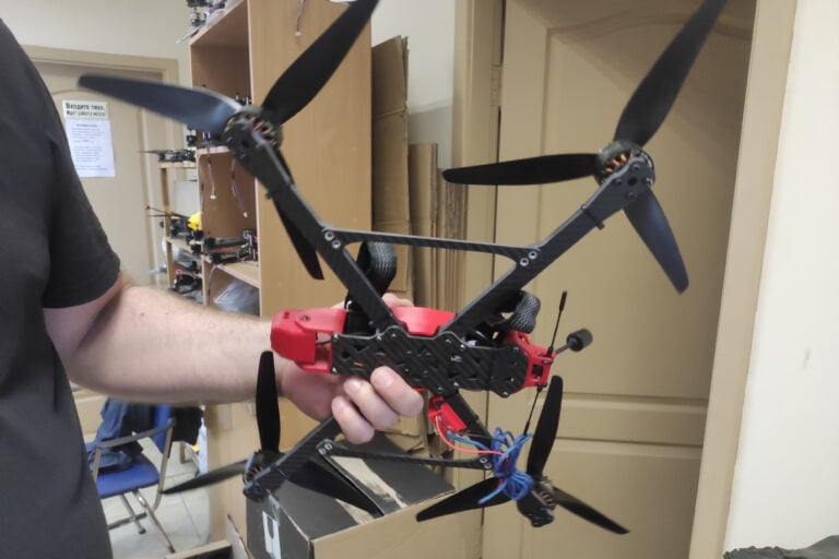 Ucrania acelera producción de drones kamikaze de fibra óptica para igualar ventaja rusa en la batalla