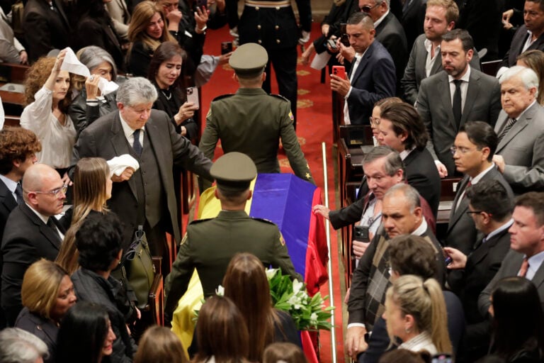 Colombia despide a Miguel Uribe Turbay, entre pañuelos blancos y homenajes