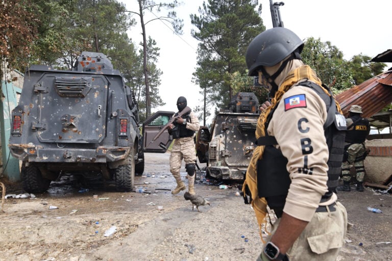 Haití declara estado de emergencia por tres meses ante violencia de bandas armadas
