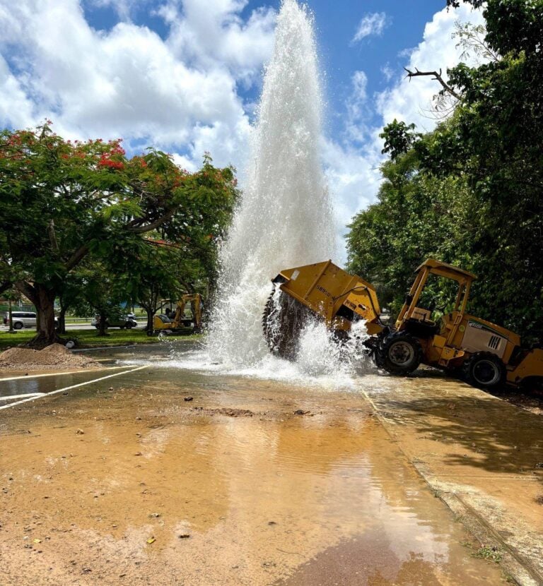 Contratista rompe línea de agua en Bayamón; AAA realiza reparación de emergencia