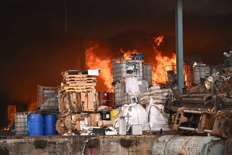 Incendio en fábrica de reciclaje en Gurabo provoca cierres viales y activa respuesta del DRNA