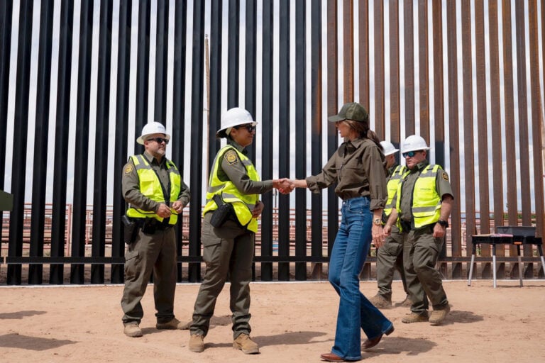 Trump ordena pintar de negro el muro fronterizo para que el calor dificulte su escalada