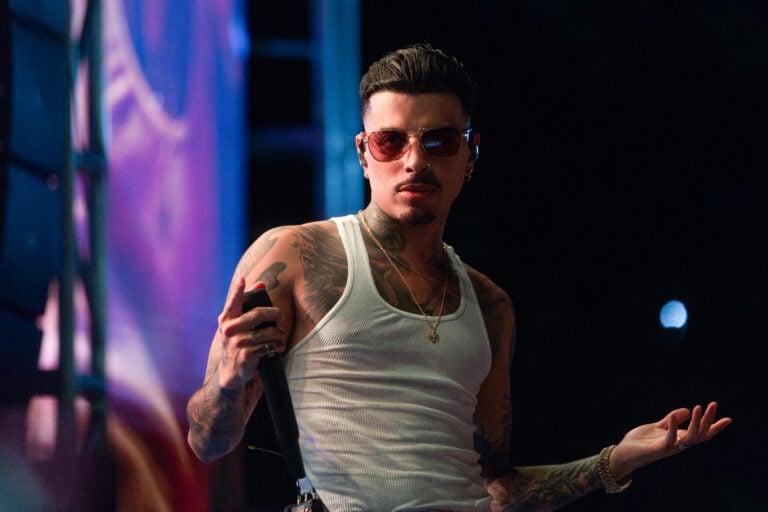 Rauw Alejandro recibirá el Premio Herencia Hispana 2025 por su impacto global en la música latina