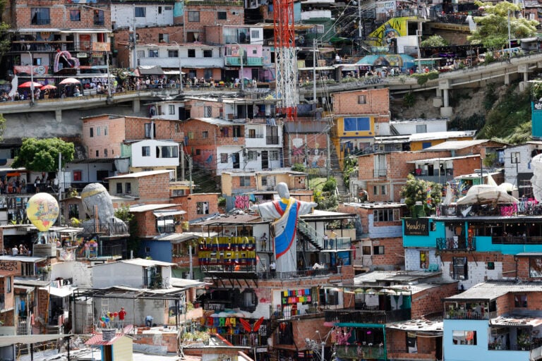 Comuna 13 de Medellín: de zona roja del conflicto armado a destino turístico de grafitis y cultura