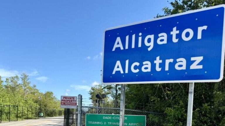 Jueza federal rechaza petición para frenar cierre del centro de detención ‘Alligator Alcatraz’ en Florida