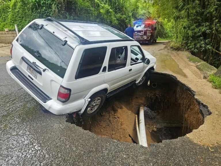 Rescatan a familia tras caer vehículo en socavón en carretera 111 de Utuado