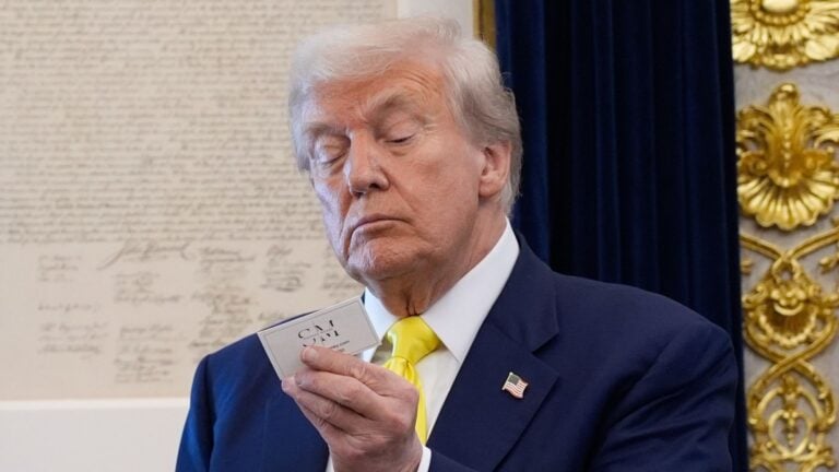 Regalos dorados y polémica: Trump recibe obsequios de líderes mundiales y figuras tecnológicas