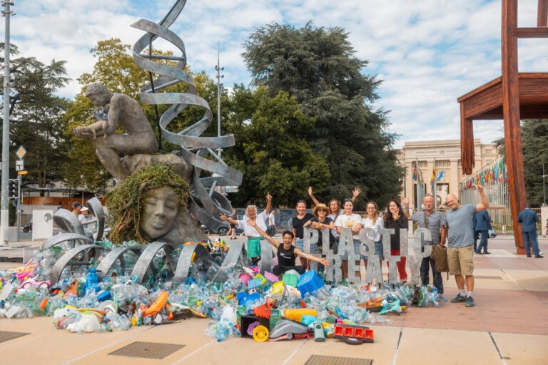 Instalan escultura contra la contaminación plástica frente a la ONU
