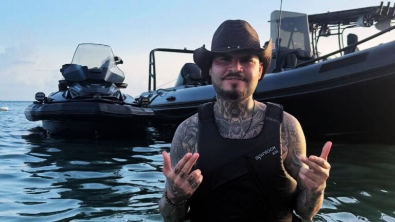 Desde Vieques, Farruko conecta con la comunidad entre música y vivencias isleñas