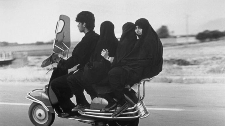 Irán propone permitir que las mujeres conduzcan motocicletas legalmente por primera vez desde 1979