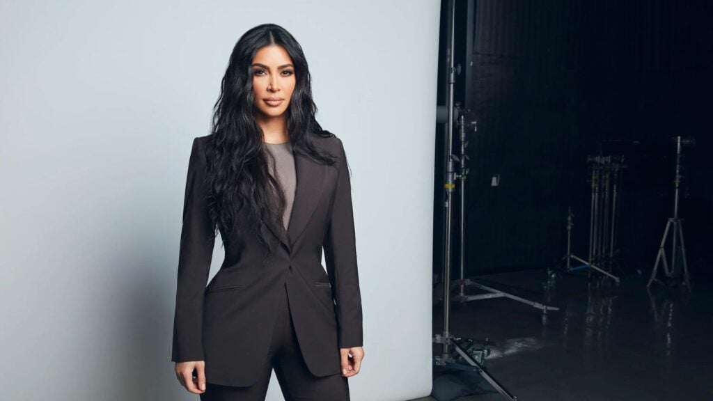 Kim Kardashian une glamour y activismo en los Premios DVF
