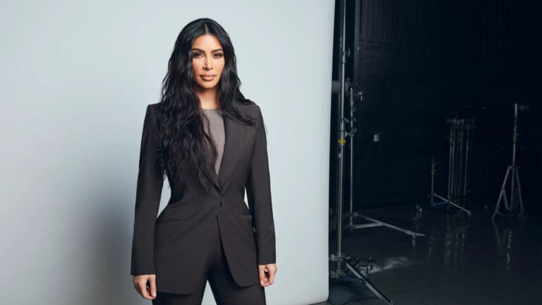 Kim Kardashian une glamour y activismo en los Premios DVF