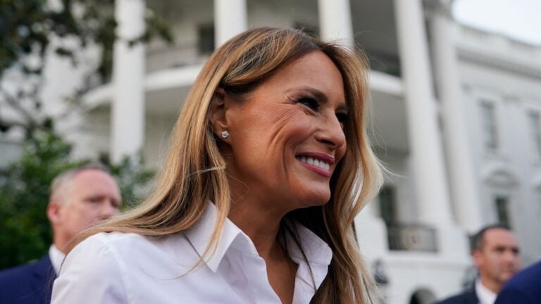 Melania Trump advierte con demanda de 1.000 millones por comentarios difamatorios