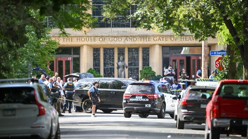 Ataque armado en escuela católica de Minnesota deja a dos niños muertos y 17 heridos