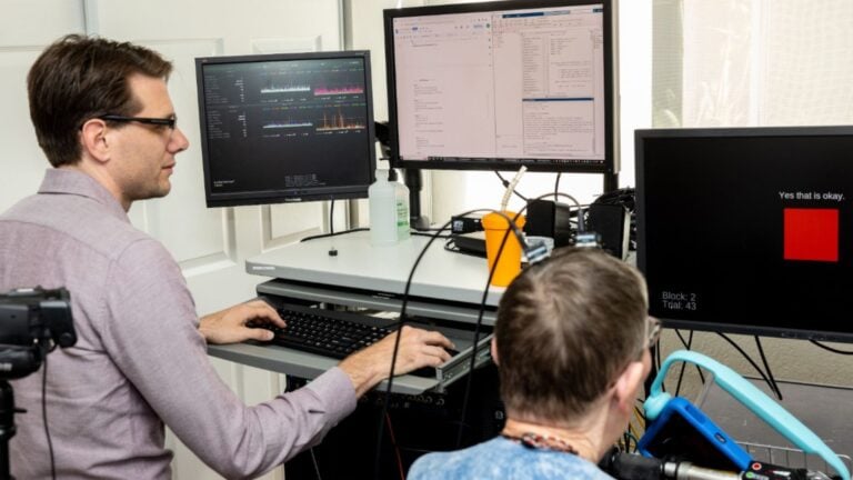 Científicos logran que la inteligencia artificial lea el habla interna del cerebro