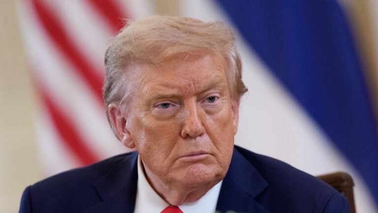 Justicia federal frena intento de Trump de desafiar a jueces en materia migratoria