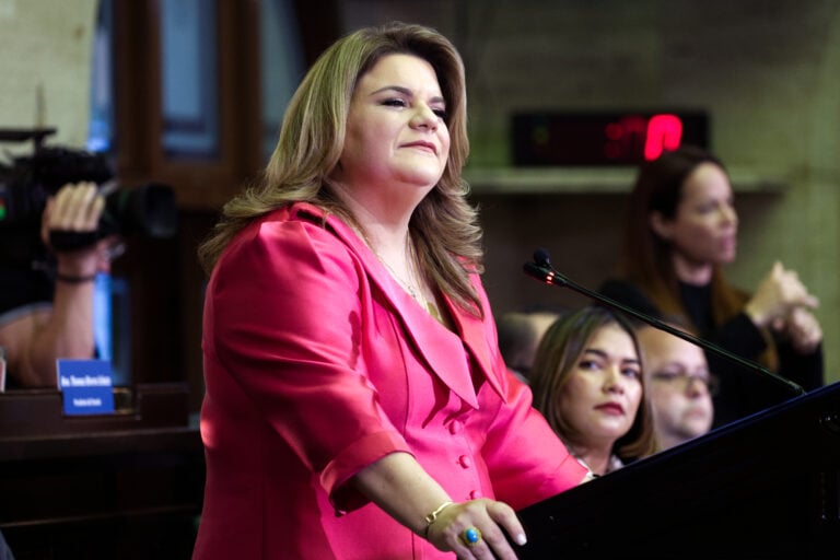 González acusa a Maduro de suplir droga a Puerto Rico y defiende alianza con EE.UU.
