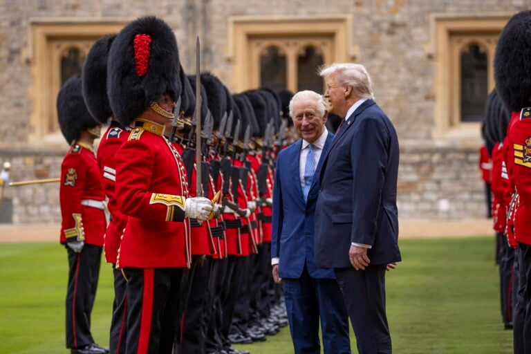 Carlos III recibe a Trump en Windsor con banquete, honores y protestas en Londres