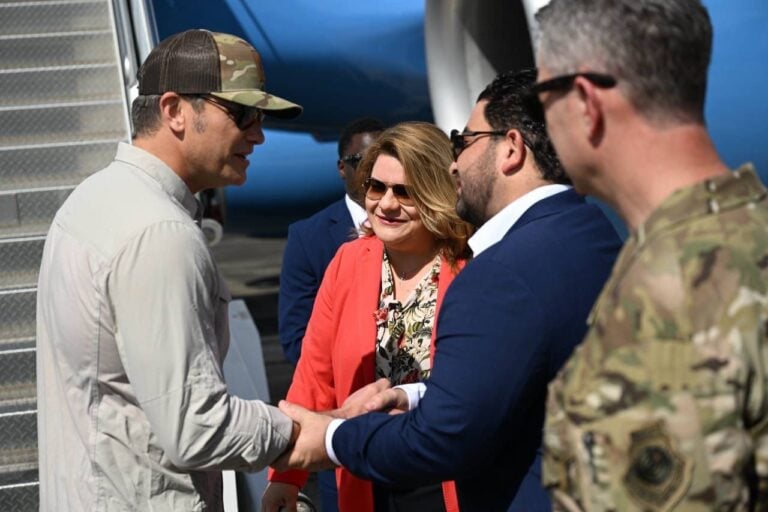 Gobernadora recibe en Puerto Rico al secretario de Guerra de EE.UU. y al jefe del Estado Mayor Conjunto
