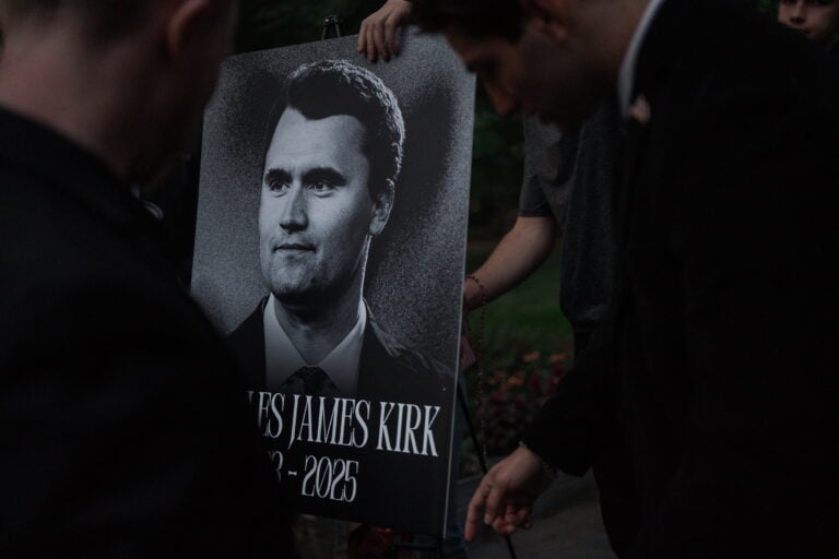 Asesinato de Charlie Kirk desata debate sobre libertad de expresión y censura en EE.UU.