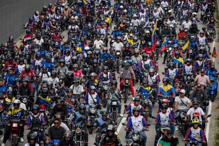 Miles de motoristas recorren Caracas en respaldo a Maduro y contra las «amenazas» de EEUU