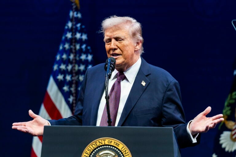 «No es mi firma», dice Trump sobre carta de cumpleaños de Epstein