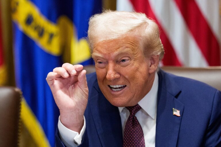 Trump endurece requisitos para examen de ciudadanía en EE.UU.
