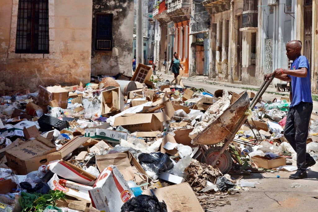 “No podemos más”: crisis de agua, luz y basura golpea a La Habana