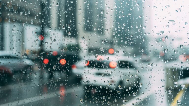 Riesgo de corrientes y lluvias fuertes marcarán el tiempo esta semana en Puerto Rico