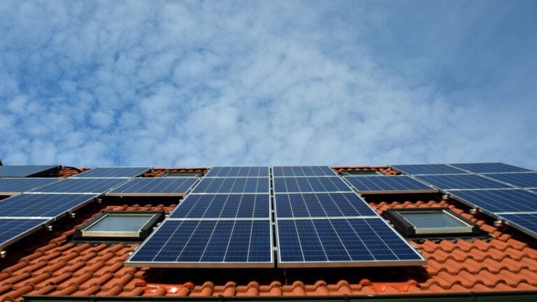 LUMA planea cobrar $300 a 96,000 clientes solares y organizaciones piden freno inmediato