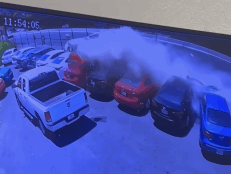 Conductora choca de frente y provoca accidente que afecta más de 13 autos en San Juan