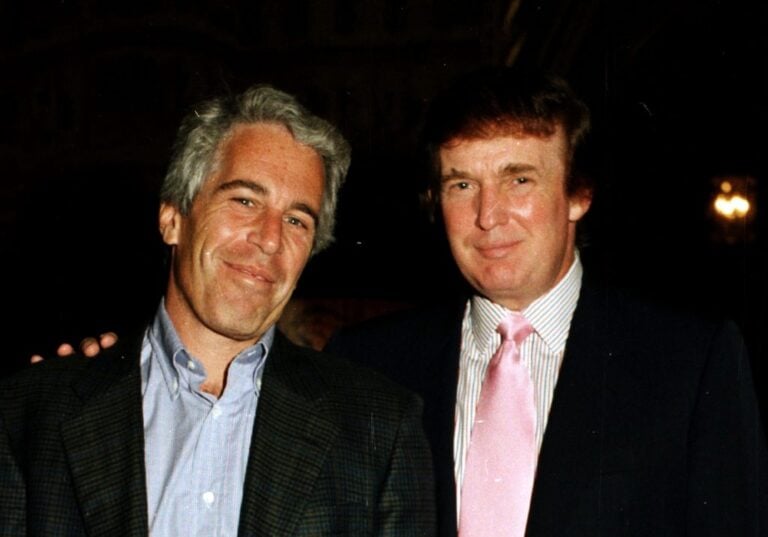 Publican documentos del álbum de Jeffrey Epstein: cartas atribuidas a Trump y Clinton, imágenes sexuales y testimonios