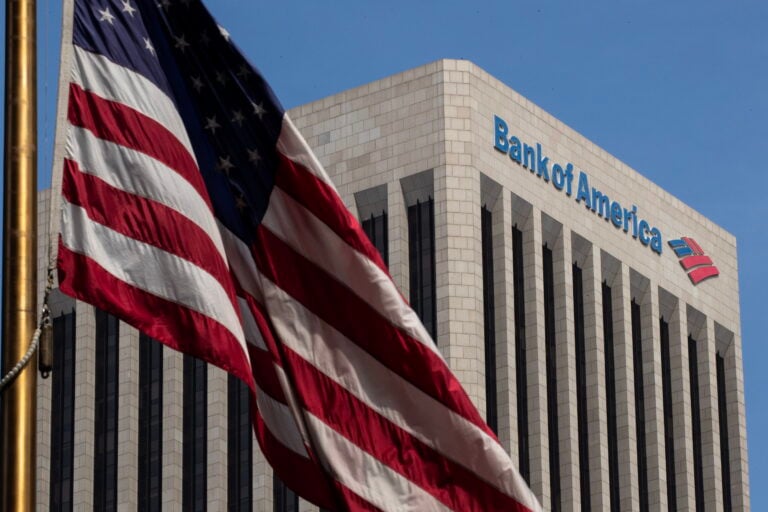 Bank of America eleva salario mínimo a $25 por hora: más de $50,000 al año para empleados