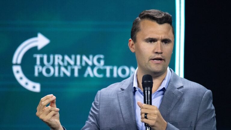 Conmoción en EE.UU.: asesinan al comentarista conservador Charlie Kirk durante un evento en Utah