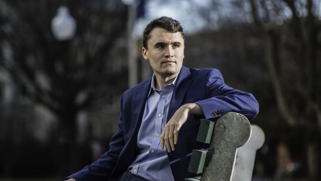 Investigadores analizan huellas y un rifle para dar con el asesino de Charlie Kirk