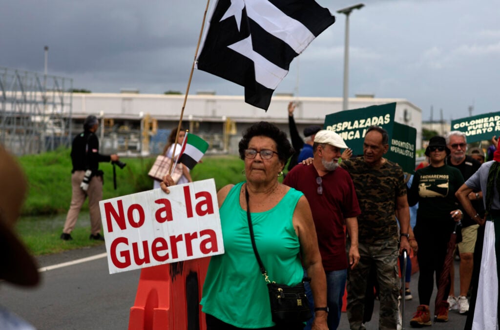 Cientos protestan en Carolina contra maniobras militares de EE.UU. en Puerto Rico