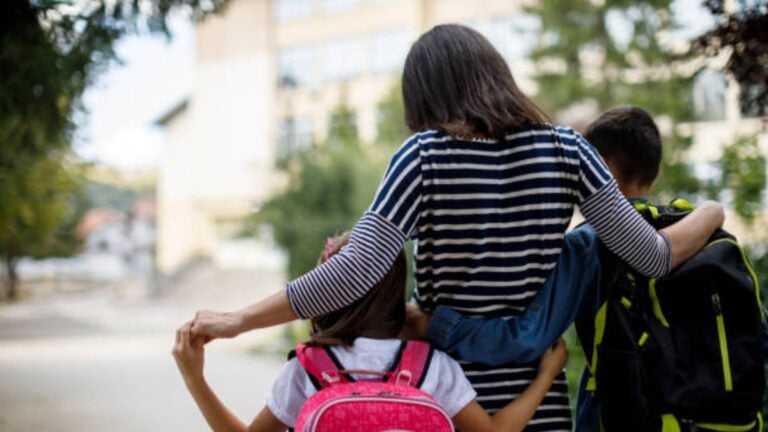 LAUSD ofrece educación a distancia para proteger a estudiantes de operativos migratorios en Los Ángeles