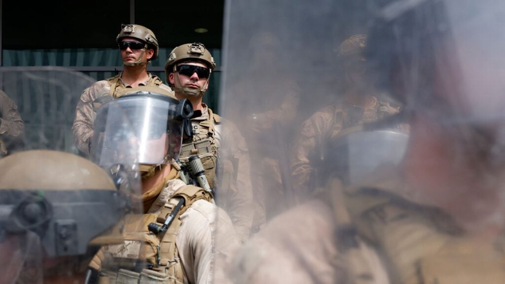La justicia de EE.UU. declara ilegal despliegue militar para control de multitudes