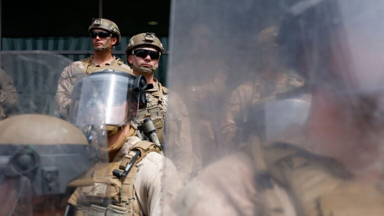 La justicia de EE.UU. declara ilegal despliegue militar para control de multitudes