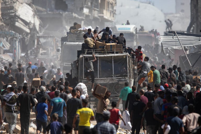 Cientos de camiones con ayuda humanitaria entran en Gaza tras acuerdo de alto el fuego entre Israel y Hamás