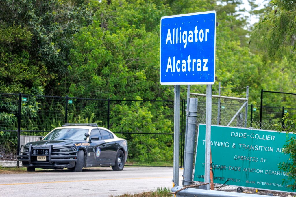 Florida recibe $608 millones para sus centros de detención migratoria “Alligator Alcatraz” y “Deportation Depot”